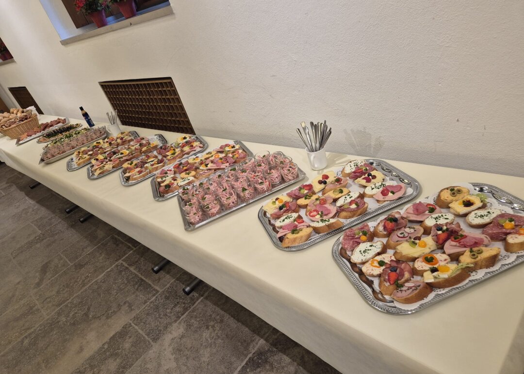 Reichhaltiges Buffet zum Stehempfang als Fingerfood