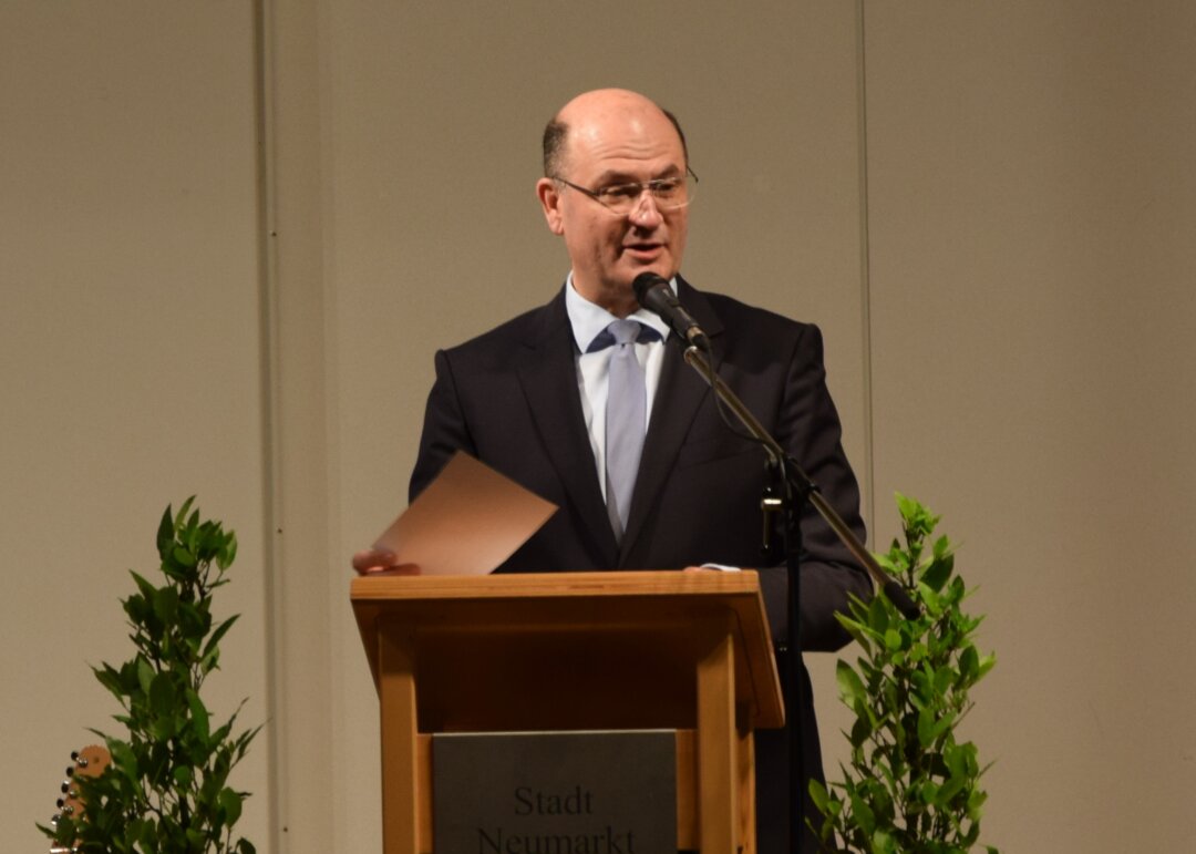 Der Bayerische Finanz- und Heimatminister Albert Füracker hält seine Festrede