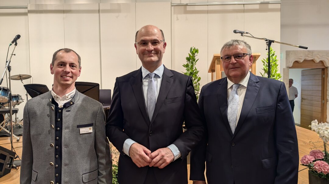Staatsminister Albert Füracker mit scheidenden Amtsleiter Ludwig Seger und neuen Amtsleiter Sebastian Hubmann